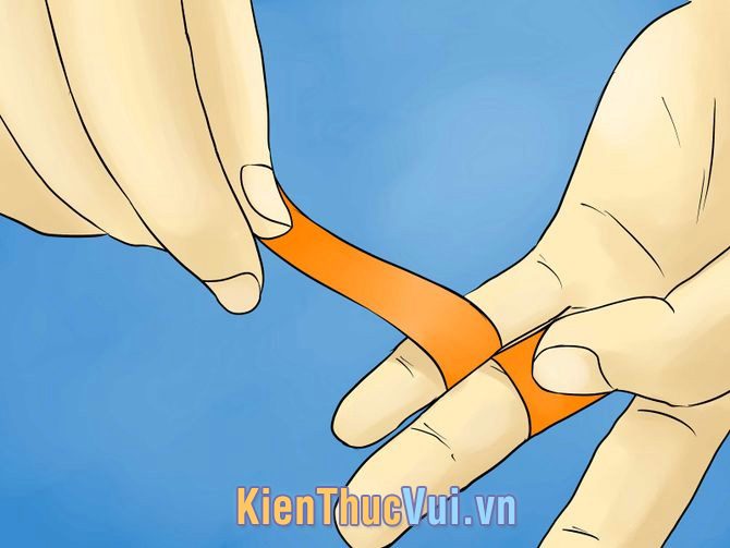 Sử dụng sợi dây hoặc mẩu giấy đó quấn quanh ngón tay bạn cần mua nhẫn để đeo