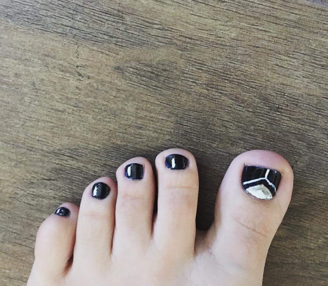 Mẫu nail móng chân Chanel đẹp