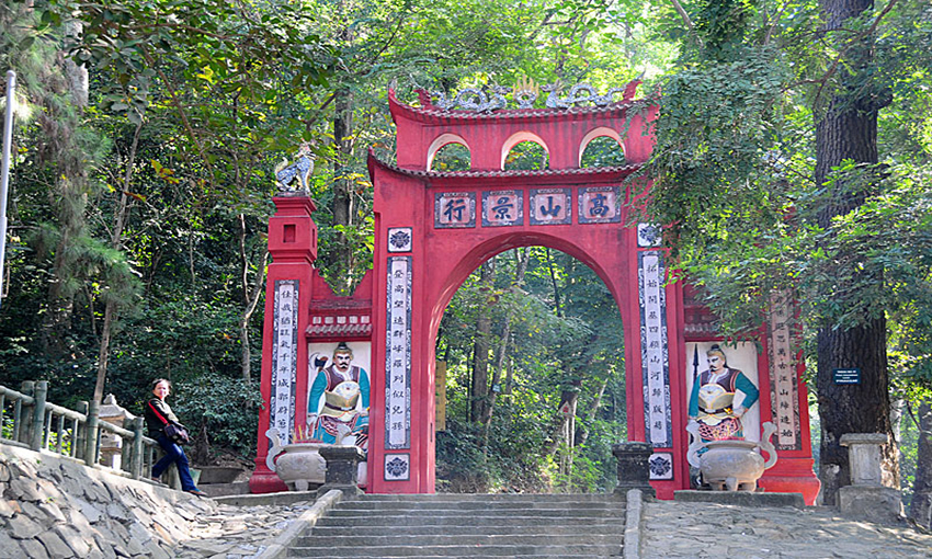 Cổng vào đền Hùng Phú Thọ