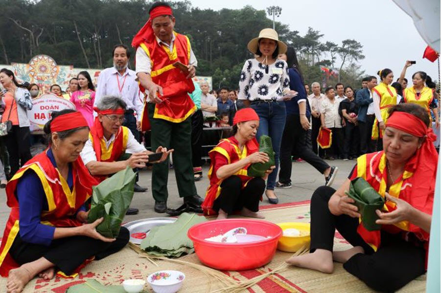 Hội thi gói bánh chưng tại Lễ hội Giỗ tổ Hùng Vương