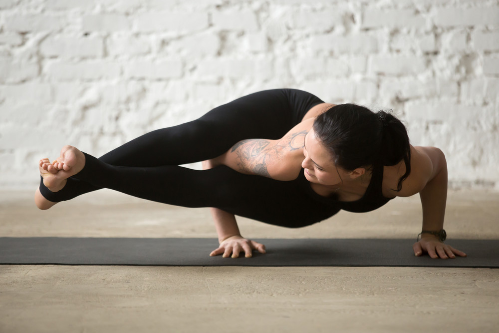 Tư thế Yoga góc số 8 giúp tăng cường cánh tay, lưng trên, cơ bụng và đùi