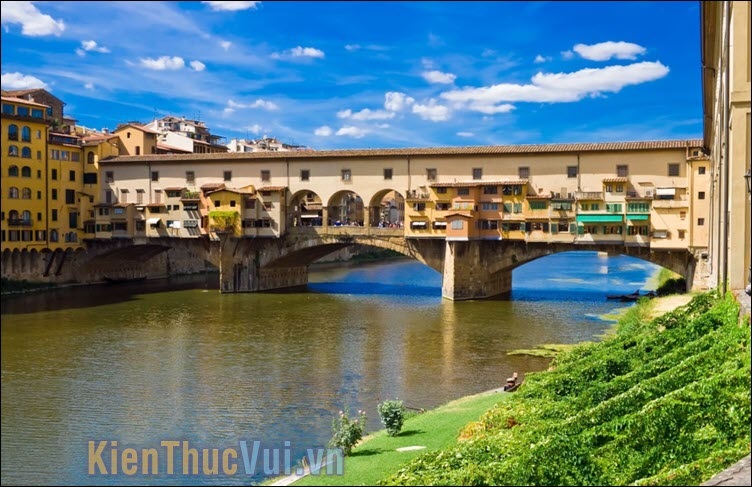 Ponte Vecchio là một trong số ít cây cầu được xây dựng từ thời La Mã còn tồn tại nguyên vẹn cho đến ngày nay