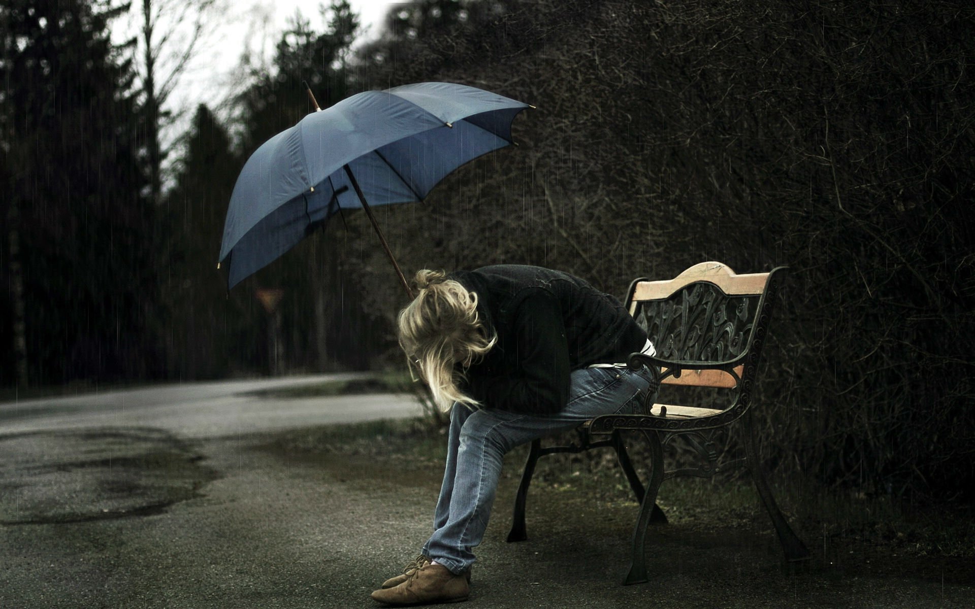 Ảnh buồn dưới mưa