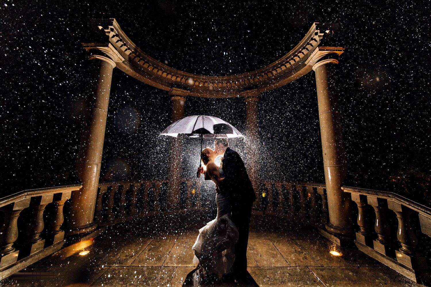 Ảnh tình yêu lãng mạn dưới mưa