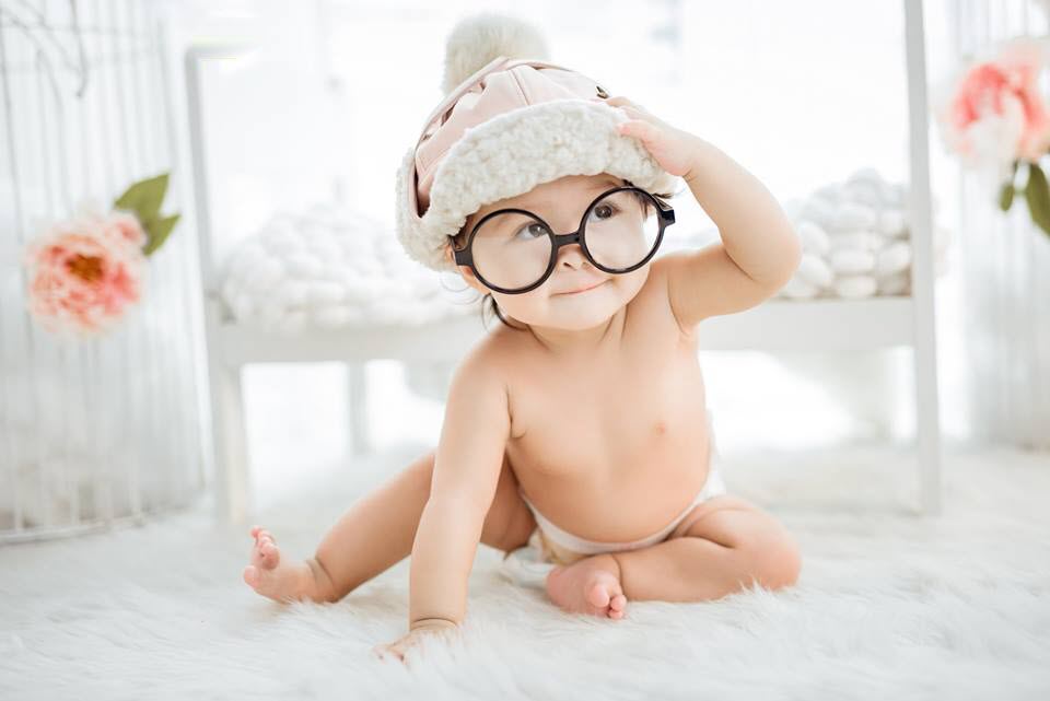 Hình ảnh trẻ con đeo kính đáng yêu