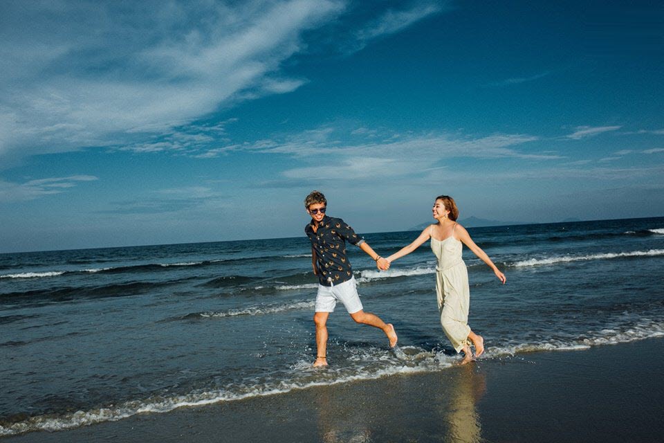 Ảnh cặp đôi nắm tay nhau đi bên bờ biển