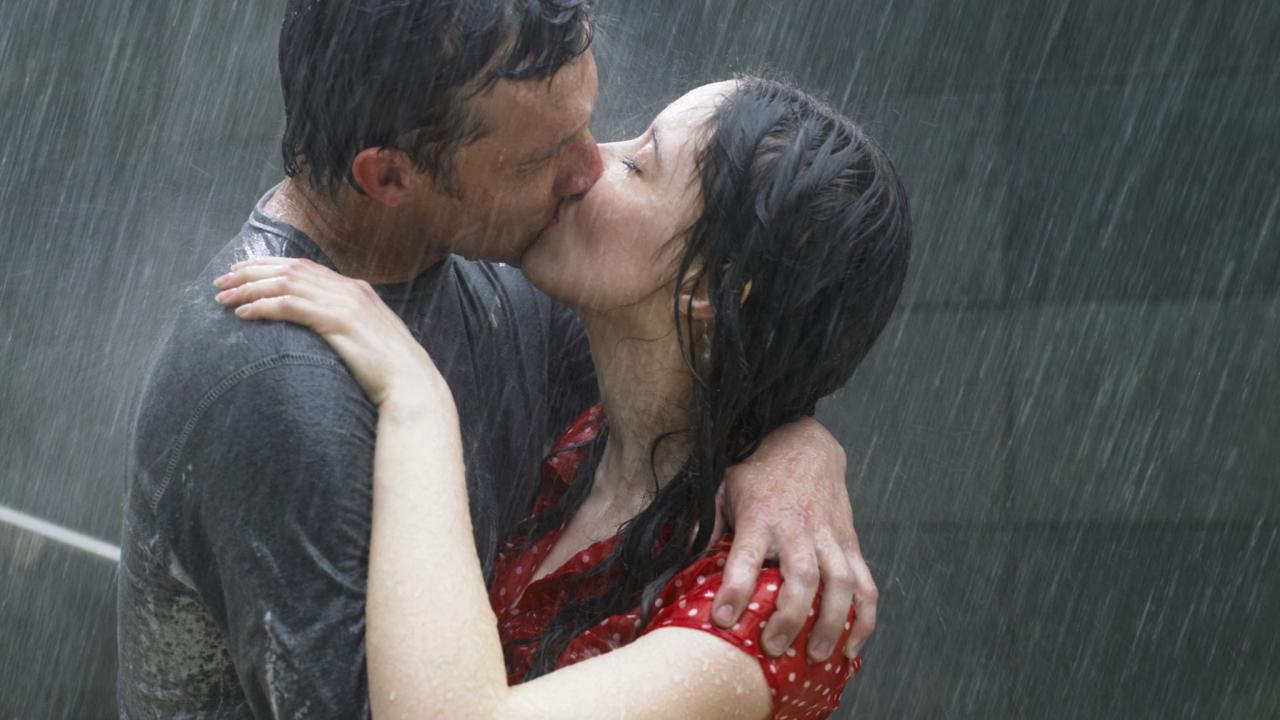 Ảnh hôn nhau lãng mạn dưới trời mưa