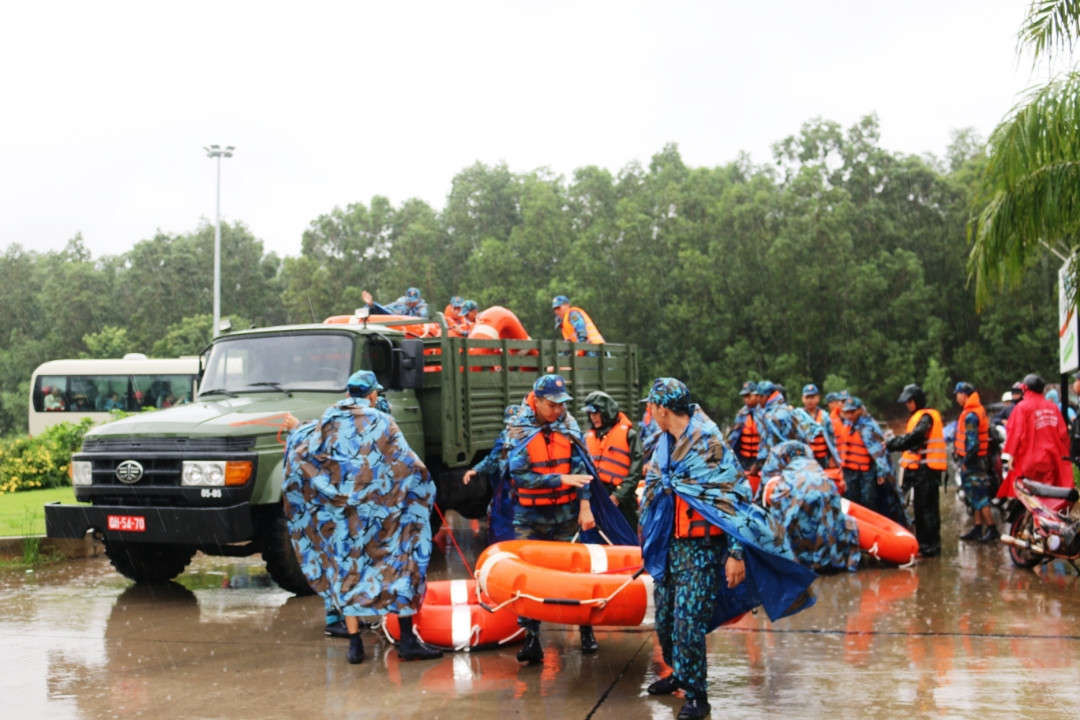 Hình ảnh bộ đội Hải quân giúp dân mùa mưa lũ
