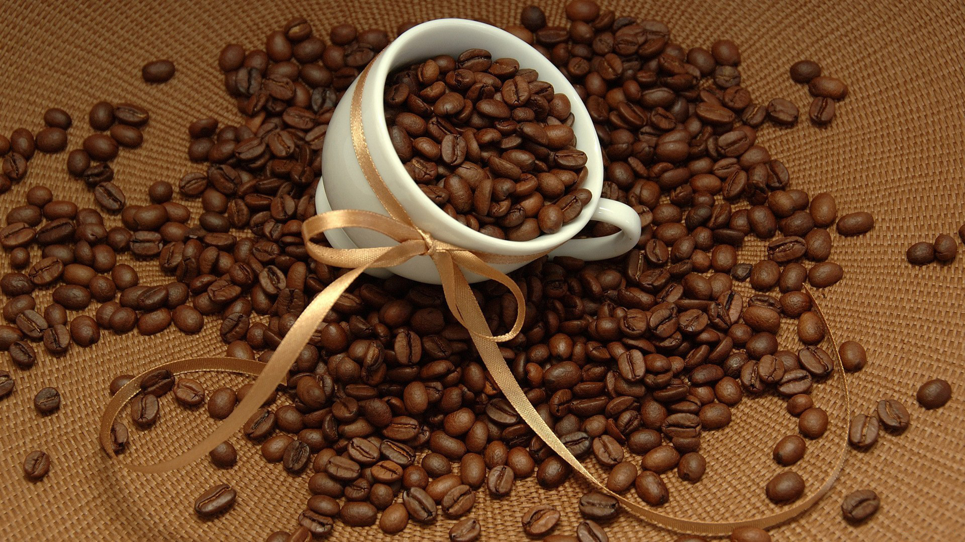 Hình ảnh hạt cà phê và cốc nhỏ dễ thương