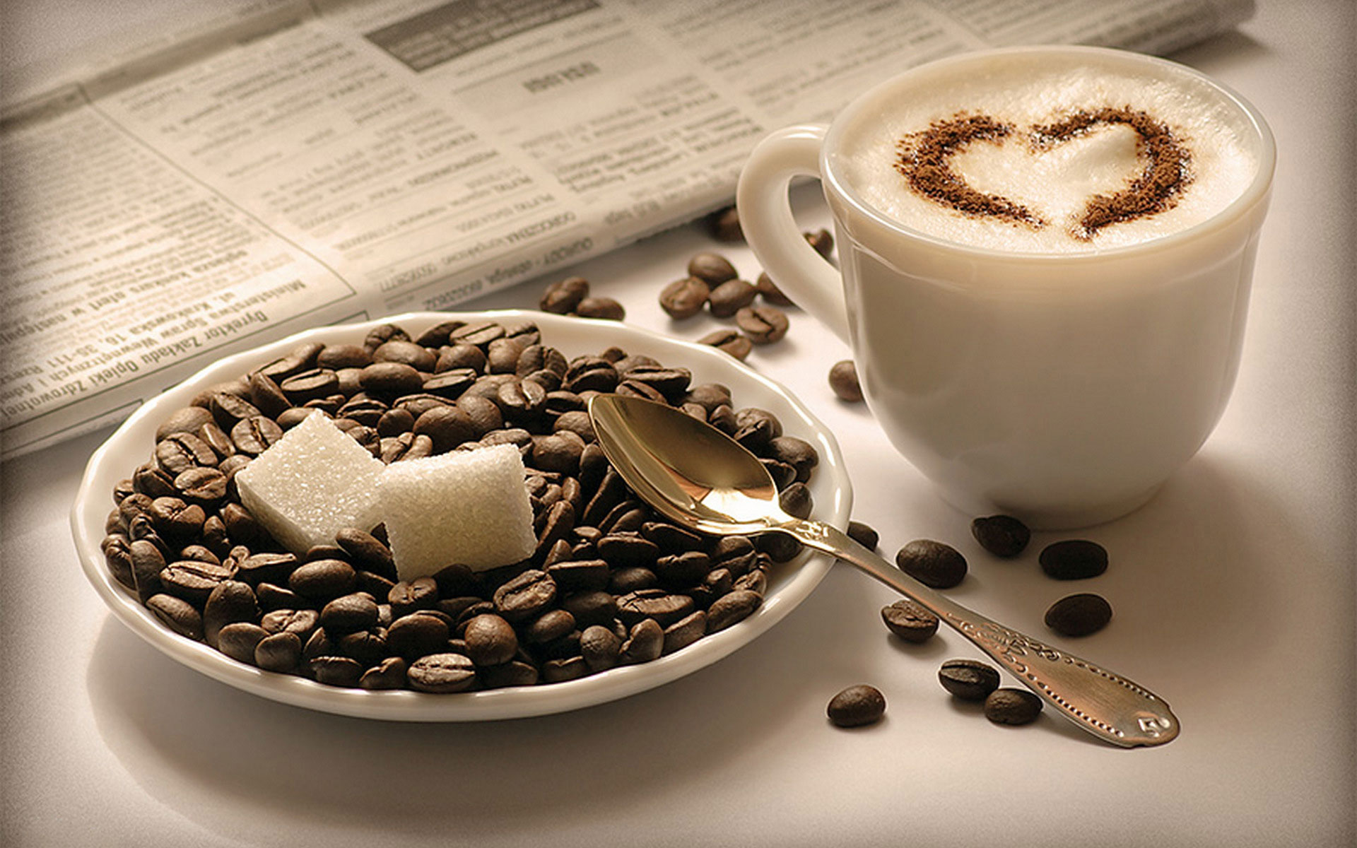 Hình ảnh ly cà phê cùng đĩa cà phê rang