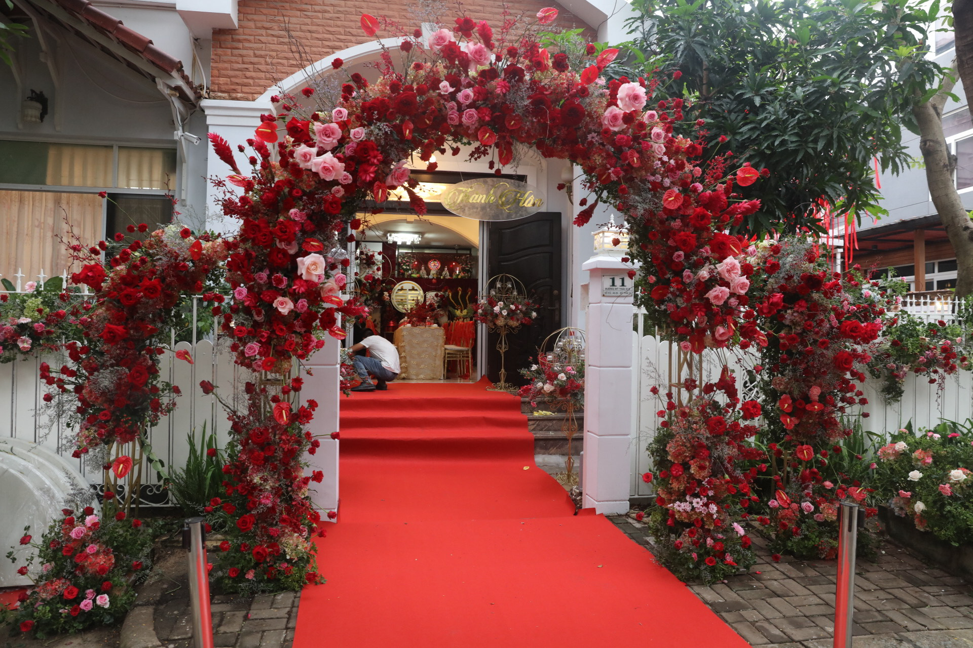 Mẫu cổng cưới tone đỏ đẹp nhất