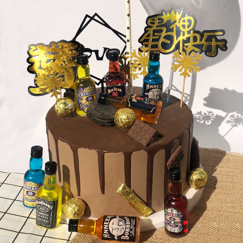 Hình ảnh bánh sinh nhật có hình chai rượu
