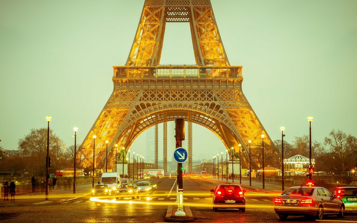 Hình ảnh chân tháp Eiffel