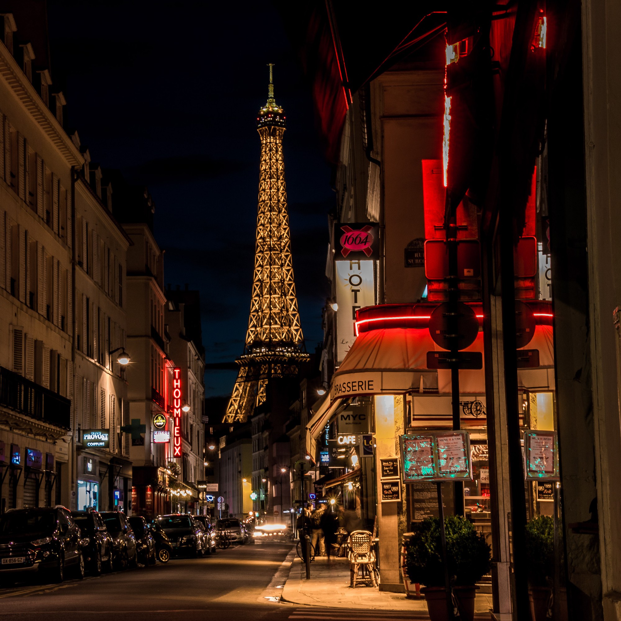 Hình ảnh tháp Eiffel góc nhìn từ khu dân cư