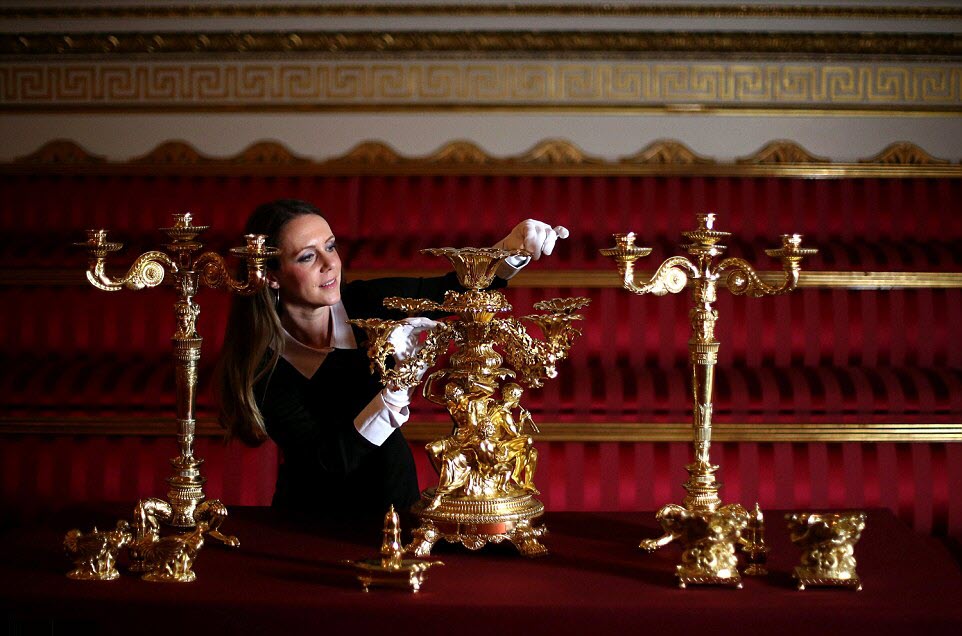 Ảnh đồ vật bằng vàng trong cung điện Buckingham