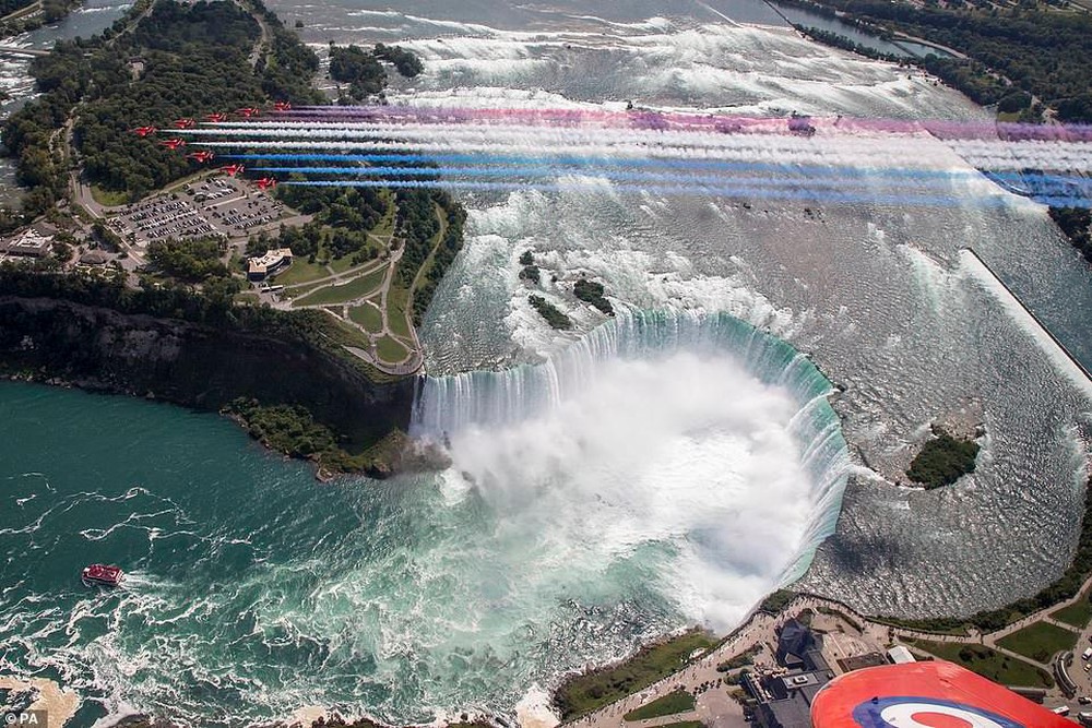 Ảnh phi đội Mũi tên đỏ trình diễn ngoạn mục trên thác Niagara