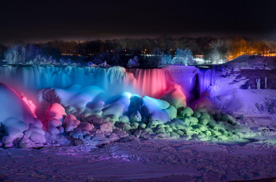 Ảnh thác Niagara đóng băng về đêm