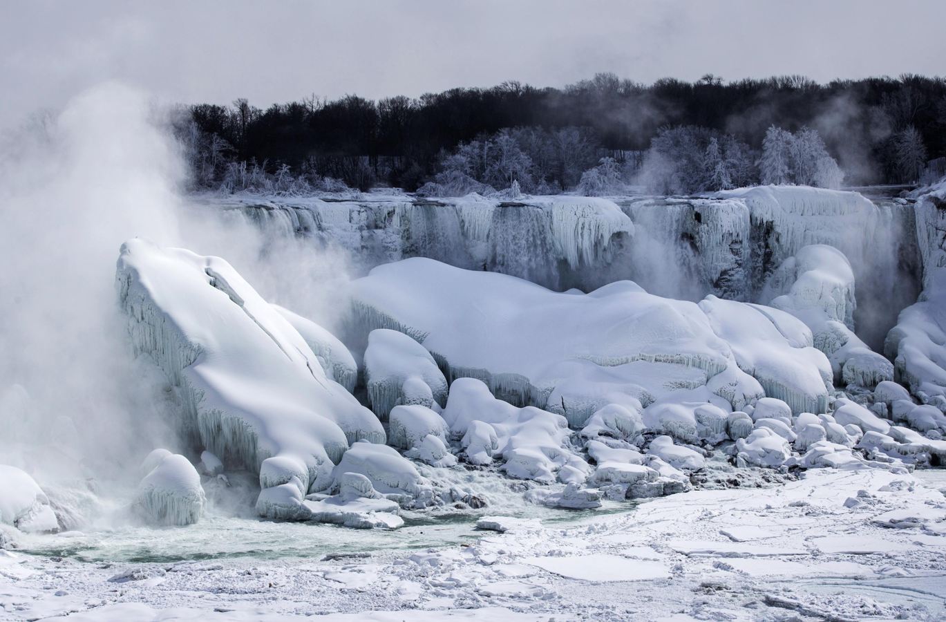 Ảnh thác Niagara  hùng vĩ bị đóng băng