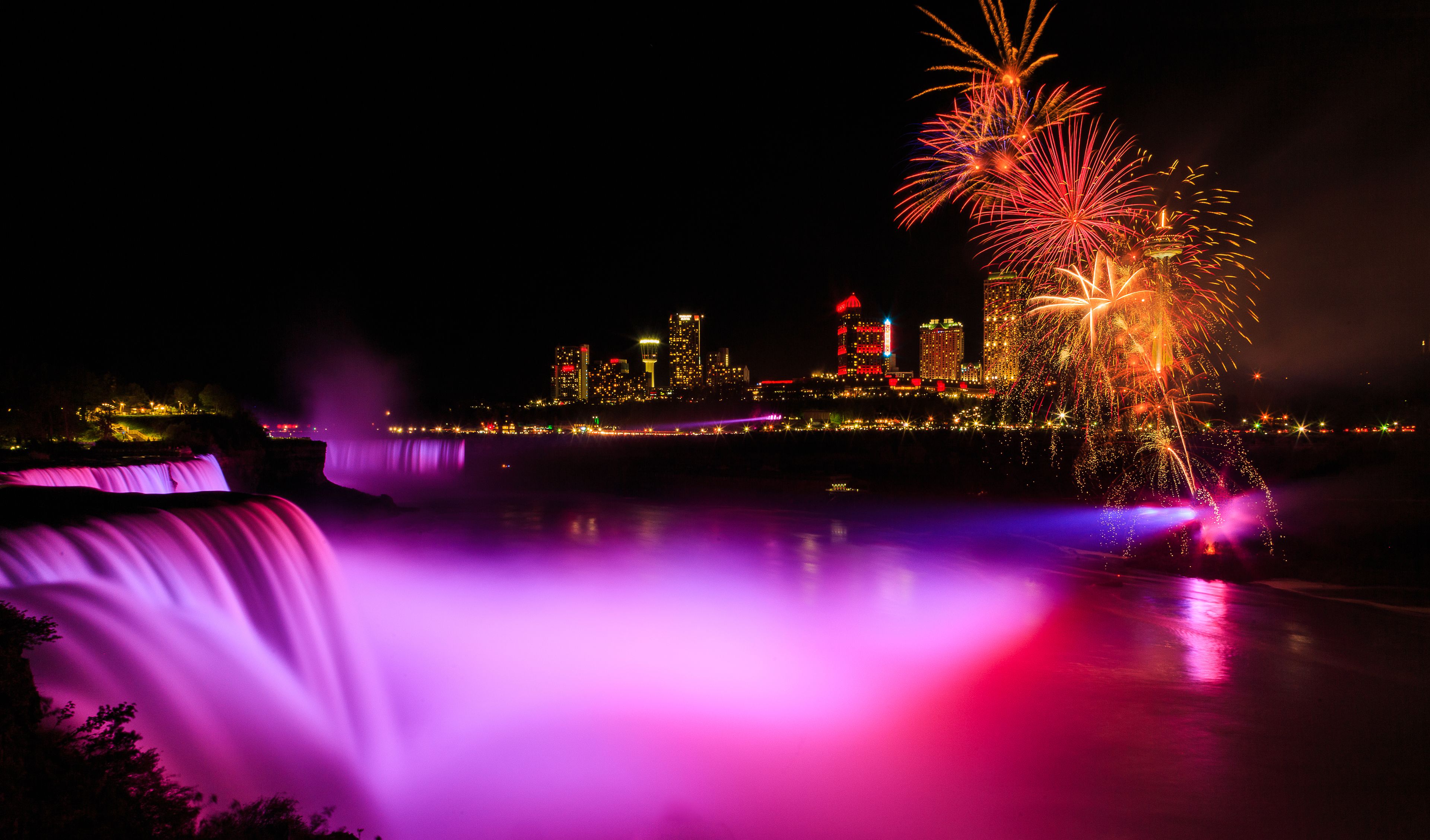 Ảnh thác Niagara lung linh huyền ảo về đêm