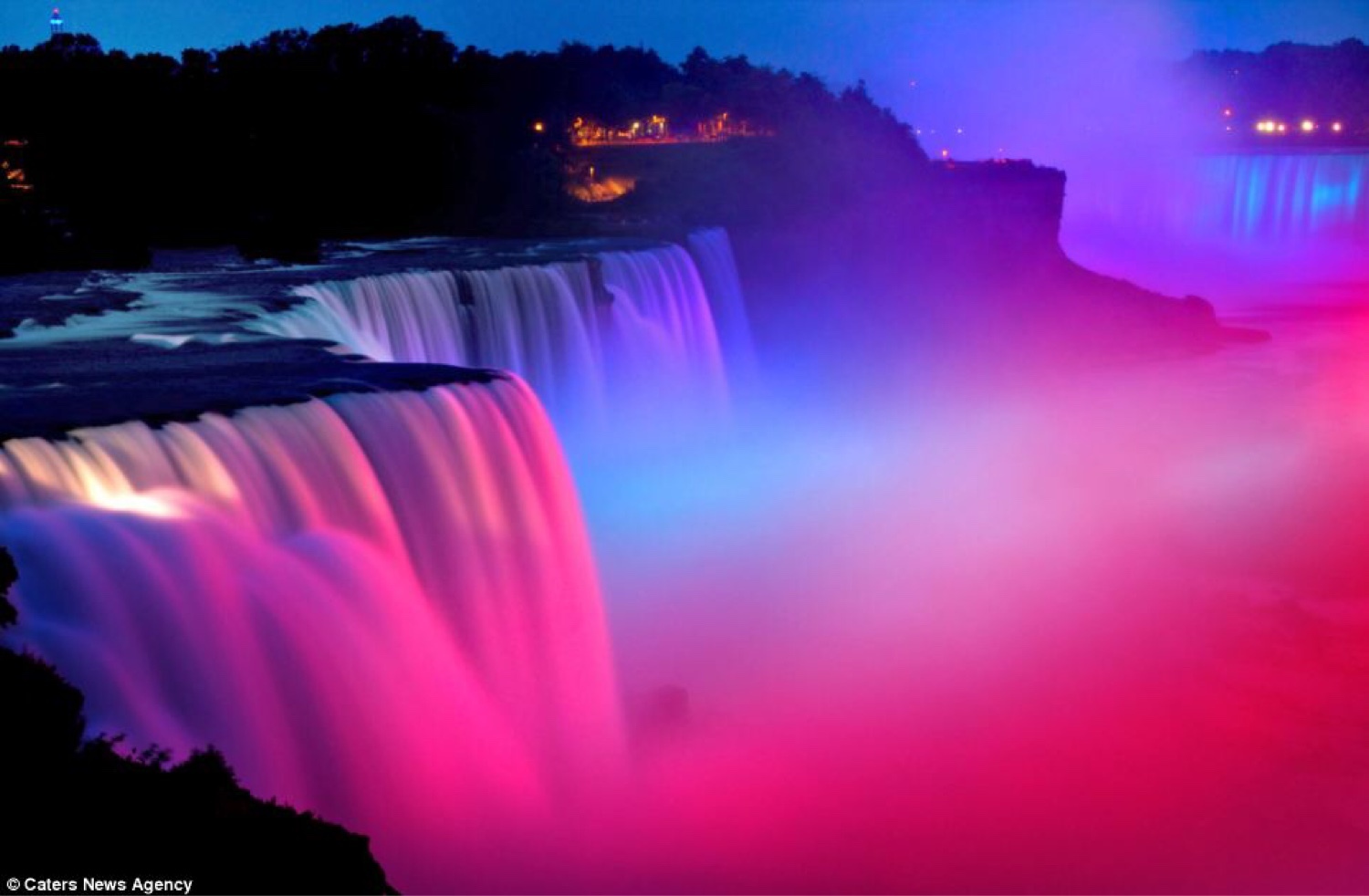 Ảnh thác thác Niagara lung linh sắc màu về đêm