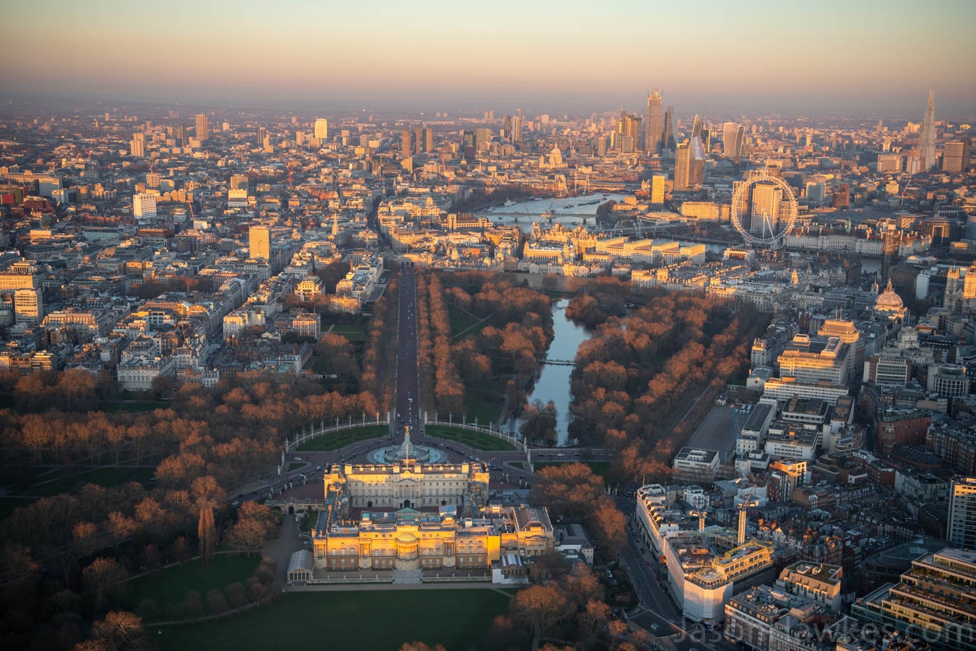 Ảnh thủ đô London và cung điện Buckingham nhìn từ trên cao