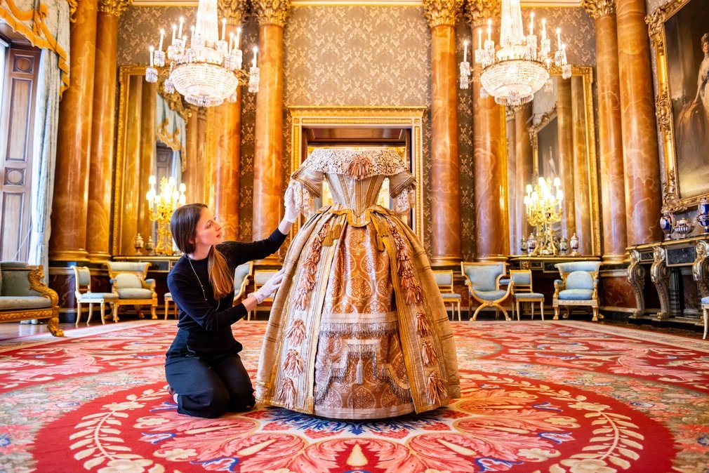 Hình ảnh bộ váy của nữ hoàng trong cung điện Buckingham