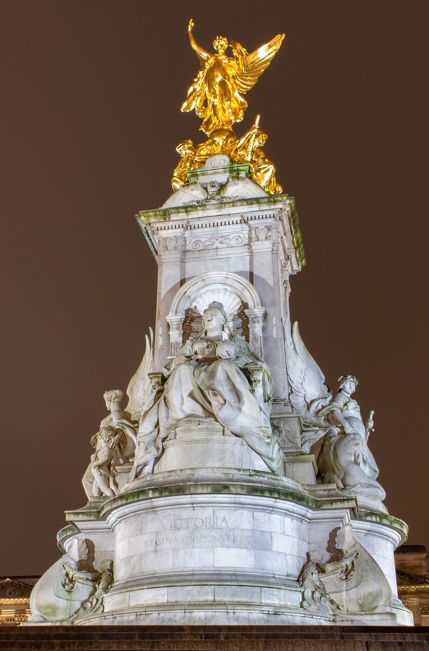 Hình ảnh bức tượng nữ hoàng Victoria tại cung điện Buckingham