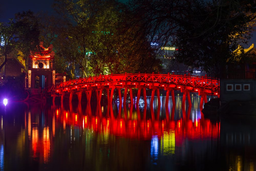 Hình ảnh Hồ Gươm lung linh rực rỡ sắc màu về đêm