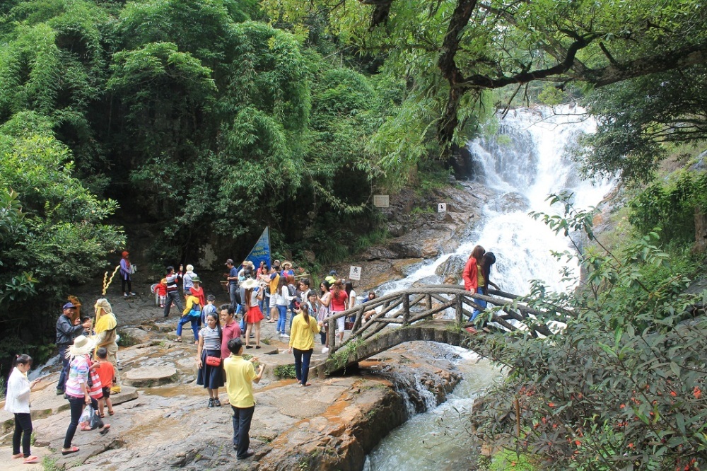 Hình ảnh khách đến thác Datanla tham quan