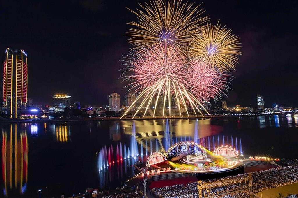 Hình ảnh sông Hàn cực đẹp trong lễ hội bắn pháo hoa