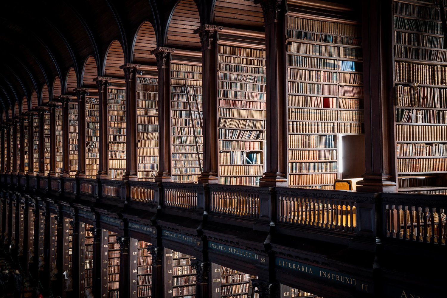 Hình ảnh thư viện cổ và cuốn sách biến bóng tối thành ánh sáng