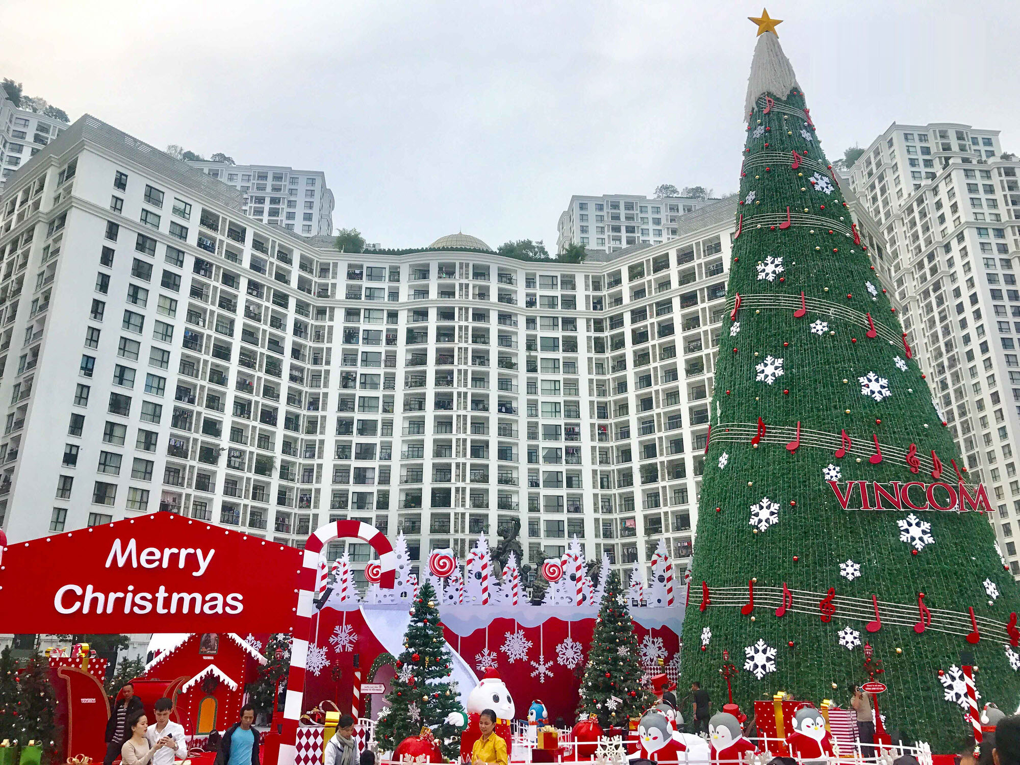 Hình ảnh cây thông Noel khổng lồ tại Hà nội