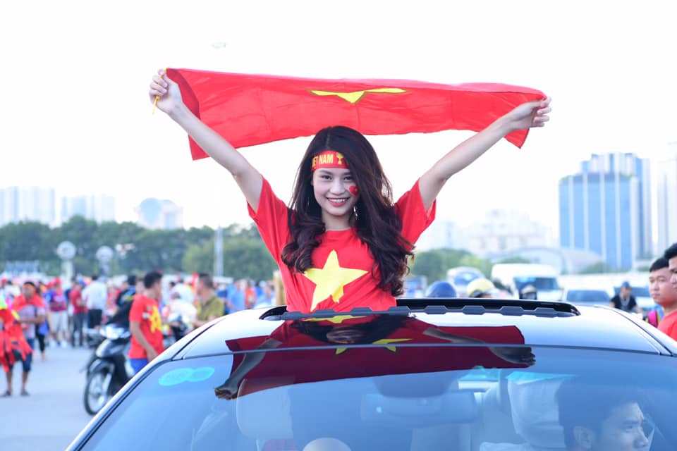 Ảnh fan nữ cầm cờ Tổ quốc tiếp lửa tuyển Việt Nam đại chiến Malaysia