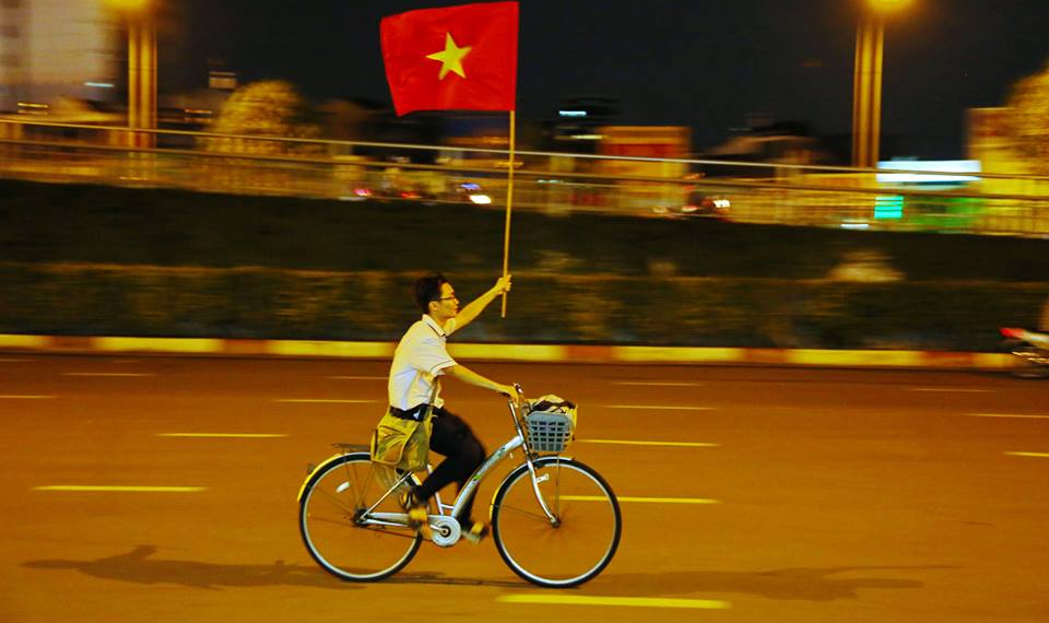 Ảnh học sinh đạp xe cầm cờ tổ quốc ăn mừng chiến thắng U23