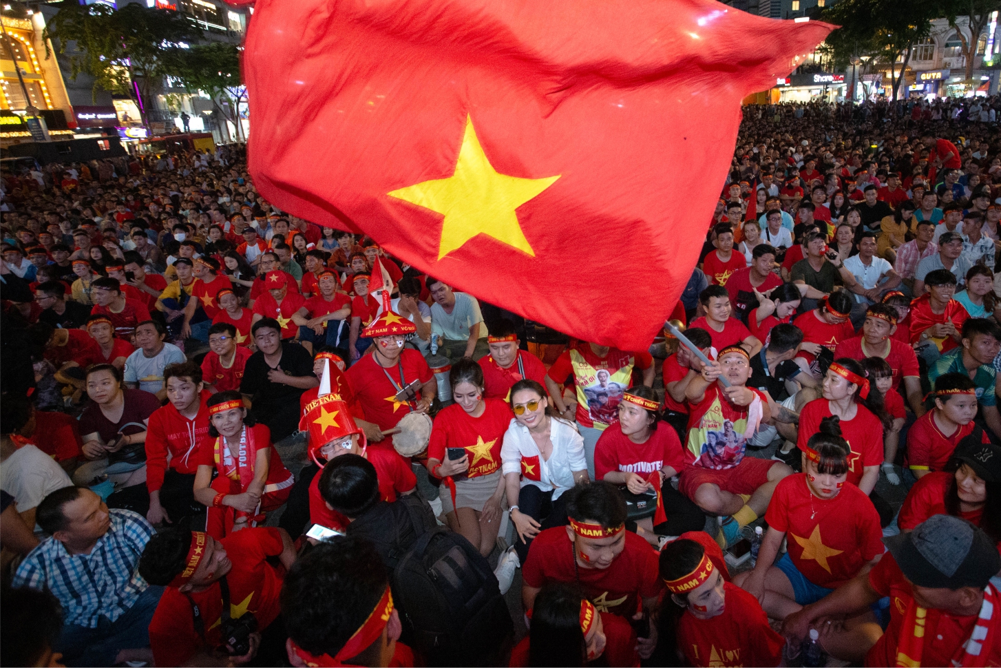 Ảnh cờ Việt Nam phấp phới trong biển người