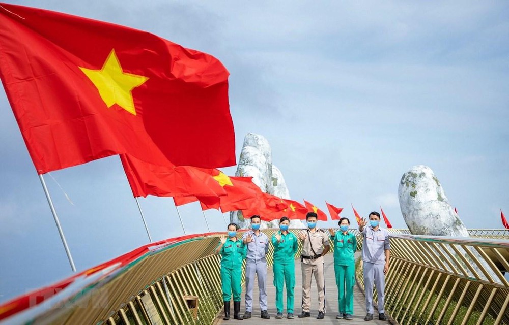 Ảnh lá cờ Việt Nam tung bay trên cầu vàng Đà Nẵng