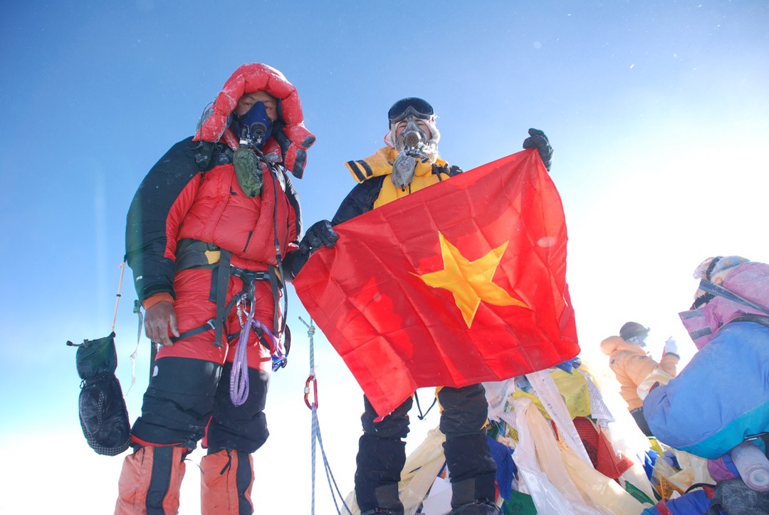 Ảnh người Việt cùng lá cờ Tổ quốc chinh phục đỉnh Everest