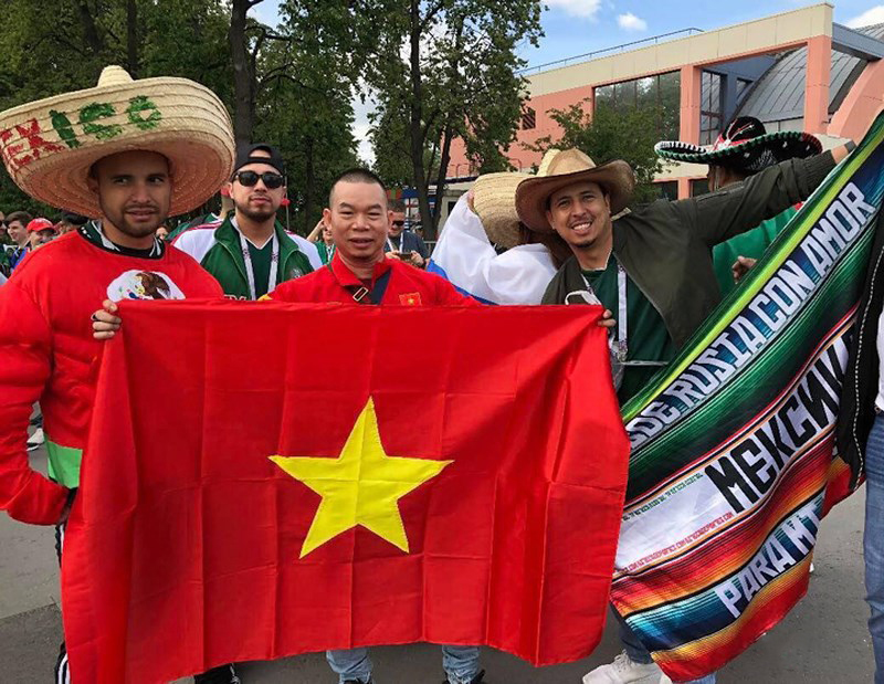 Hình ảnh Quốc kỳ Việt Nam tung bay khai mạc World Cup 2018