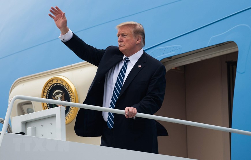 Ảnh Tổng thống Donald Trump tạm biệt Hà Nội về nước