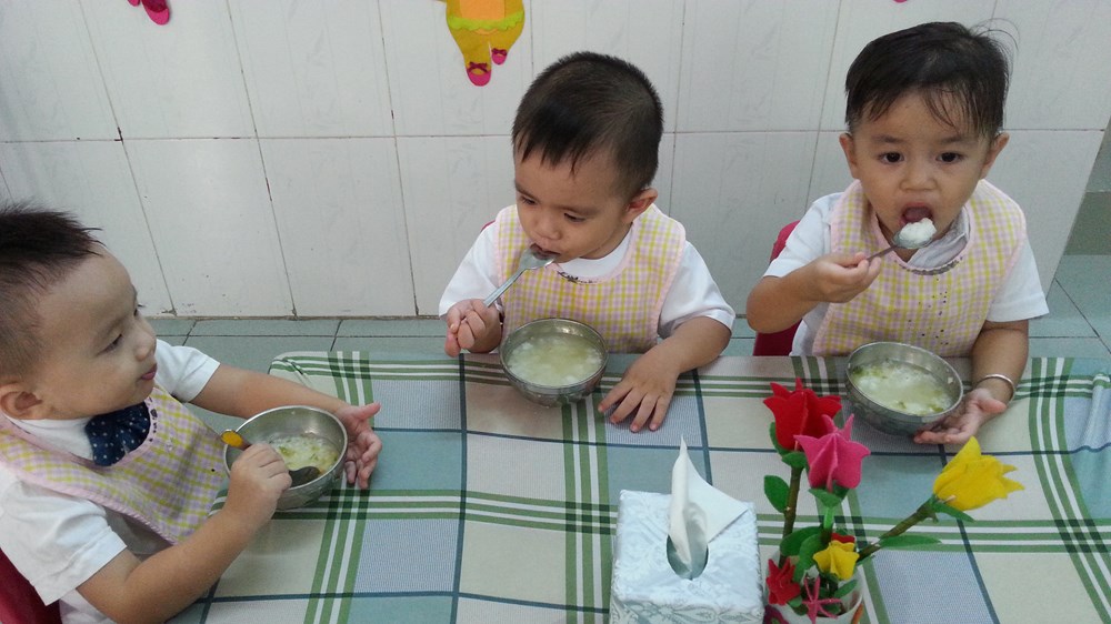 Hình ảnh bé ăn cơm dễ thương