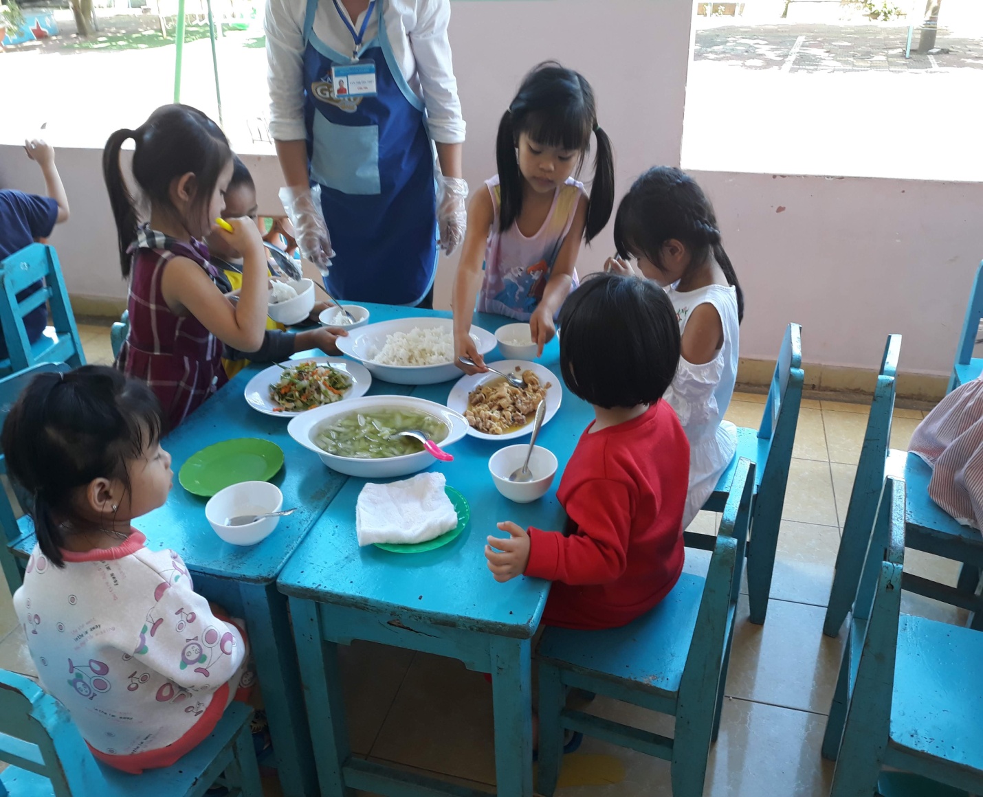 Hình ảnh bữa cơm gia đình trong trường mầm non của các bé