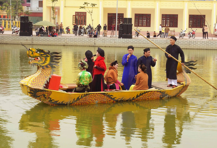 Hình ảnh chèo thuyền rồng hát quan họ tại Hội Lim
