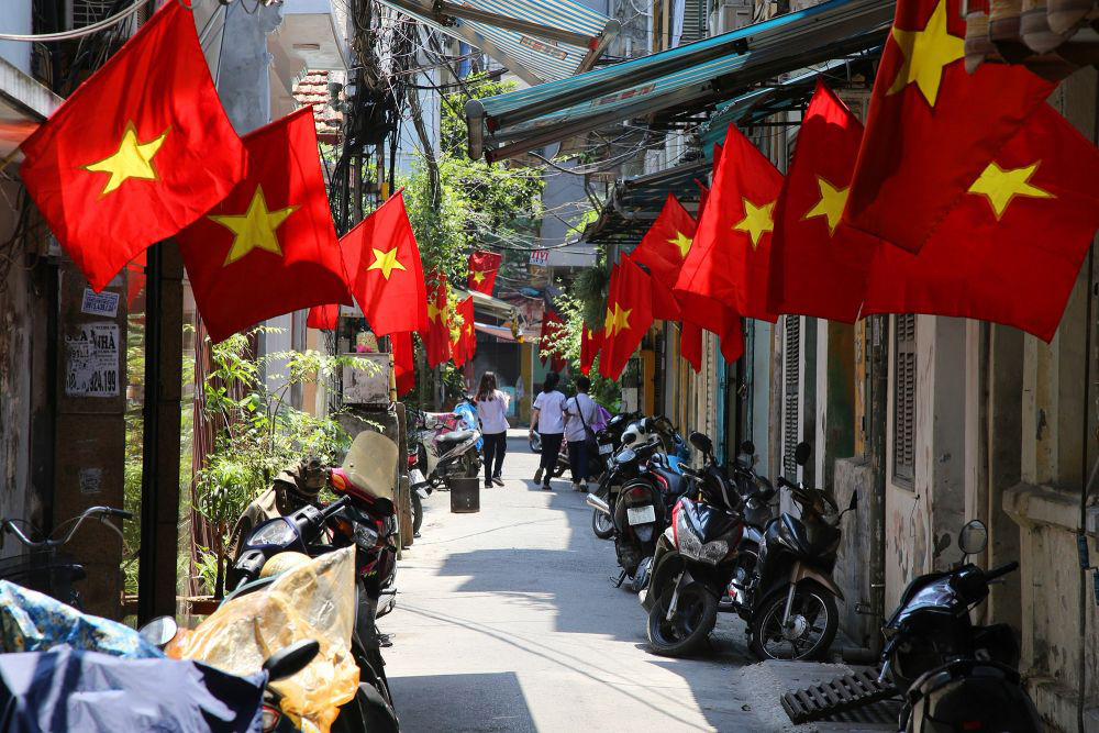 Hình ảnh cờ đỏ sao vàng trên đường phố Hà Nội