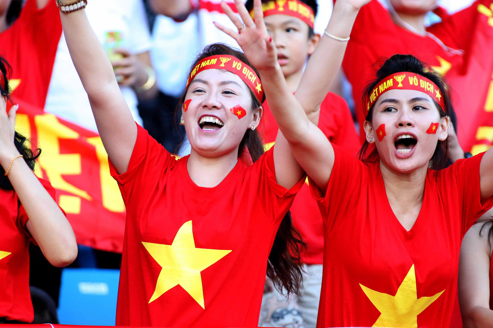 Hình ảnh cổ động viên Việt Nam mặc áo cờ đỏ sao vàng