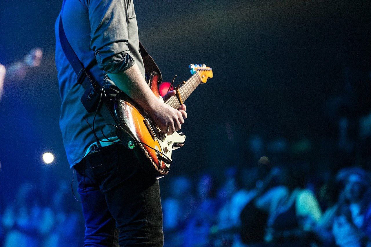 Hình ảnh đàn guitar điện tử trong buổi biểu diễn âm nhạc