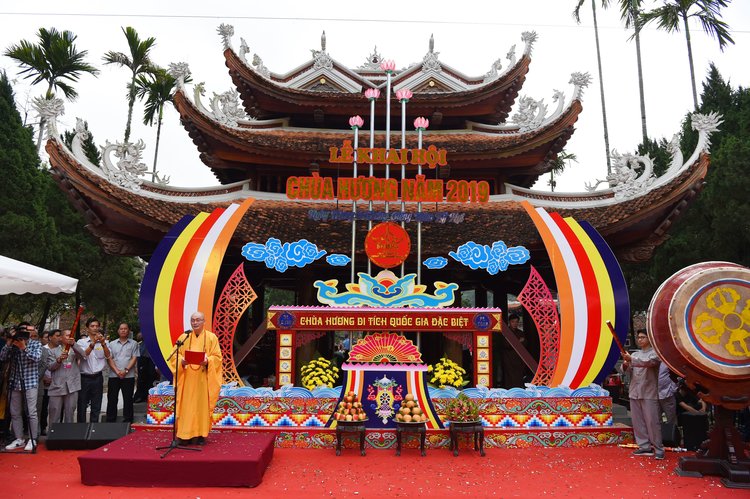 Hình ảnh đẹp trong ngày khai hội Chùa Hương