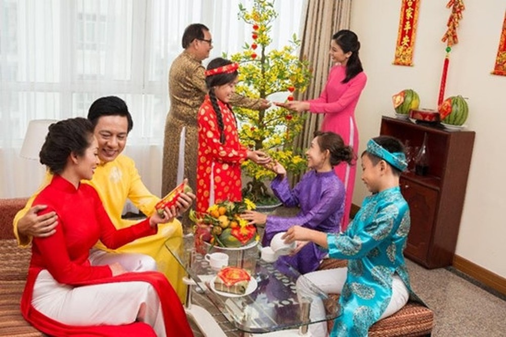 Hình ảnh gia đình quây quần bên nhau dịp Tết Nguyên Đán
