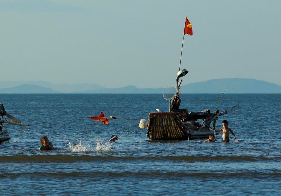 Hình ảnh lá cờ Việt Nam giữa biển Cửa Hiền rất đẹp