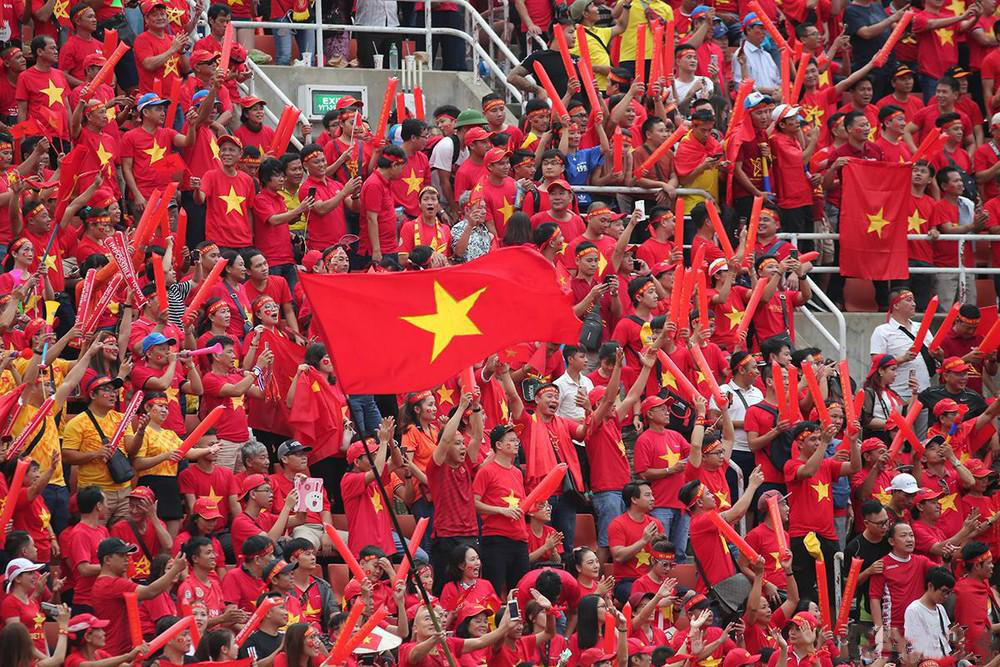 Hình ảnh lá cờ Việt Nam trên khán đài