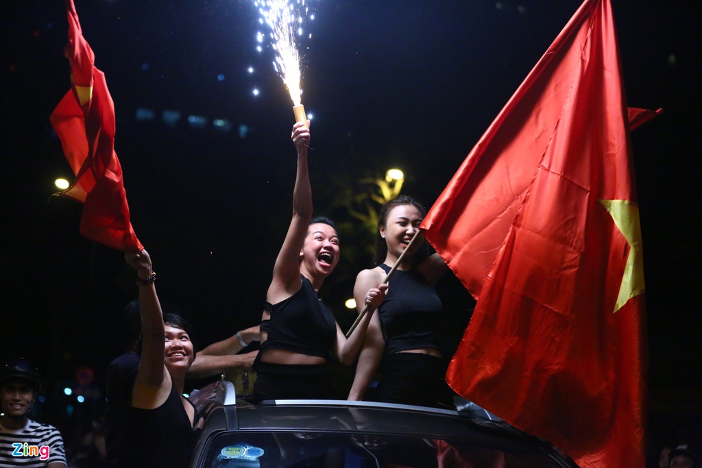 Hình ảnh lá cờ Việt Nam trong đêm chiến thắng lịch sử của Olympic Việt Nam